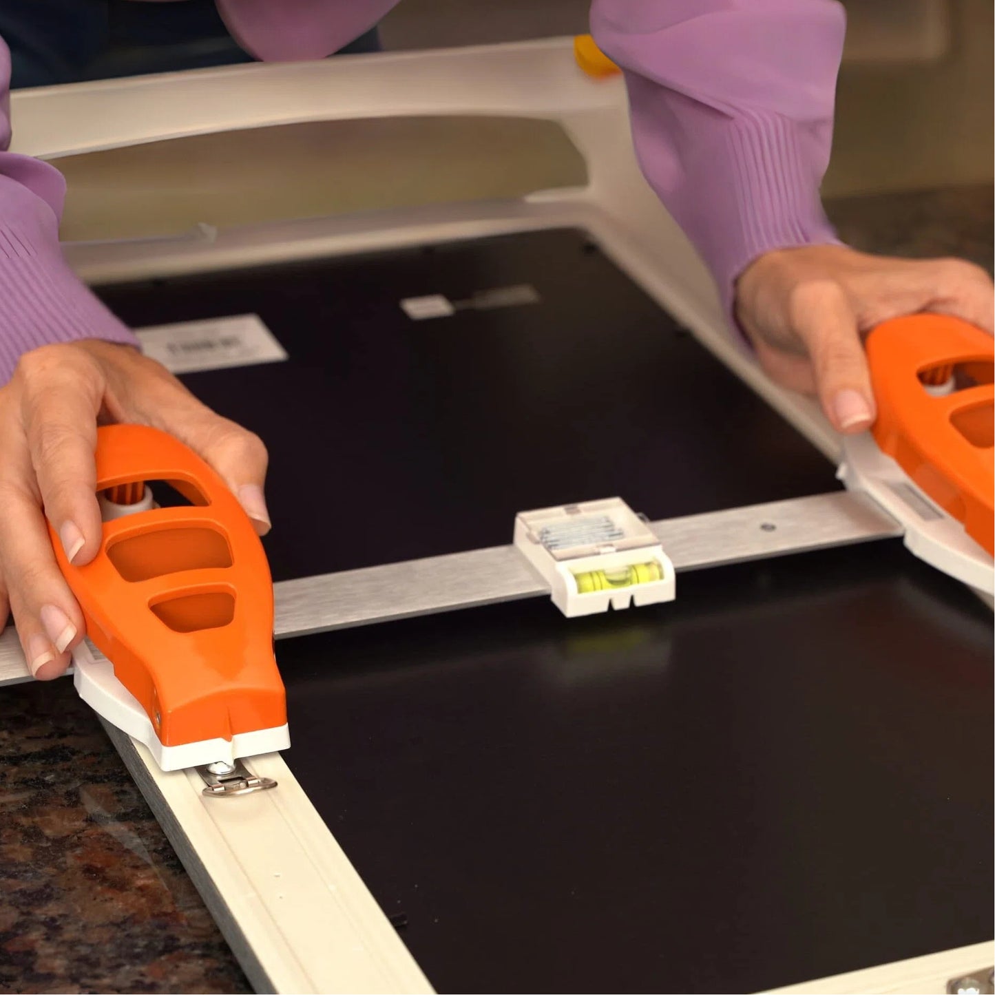 HANGING HERO Outil de suspension de tableaux – Cloueuse double tout-en-un avec niveau intégré pour des murs de galerie parfaits